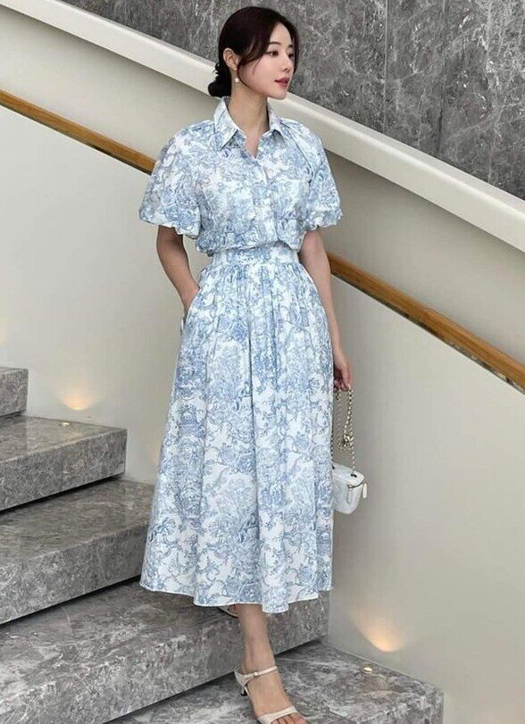 Đầm sơ mi dáng dài vừa kín đáo, vừa tôn dáng, giúp nàng U35 thêm thanh lịch. Chỉ cần thêm thắt lưng nhỏ nhấn eo, phối giày sneaker cho trẻ trung hoặc cao gót để sang hơn. Đây là lựa chọn tiện lợi, ứng dụng được từ công sở đến dạo phố.