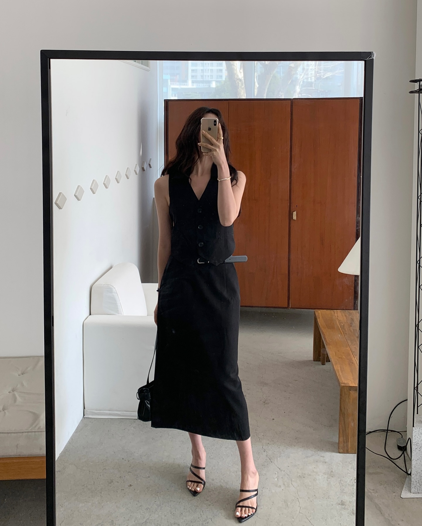 Gile vải phối váy midi mang lại vẻ cổ điển, thanh lịch nhưng vẫn thời thượng. Mix cùng sơ mi trắng bên trong để chuyên nghiệp, hoặc áo phông để trẻ trung hơn. Chân váy midi chất liệu lụa, chiffon hay tweed đều phù hợp, hoàn thiện với slingback hoặc boots thấp cổ.