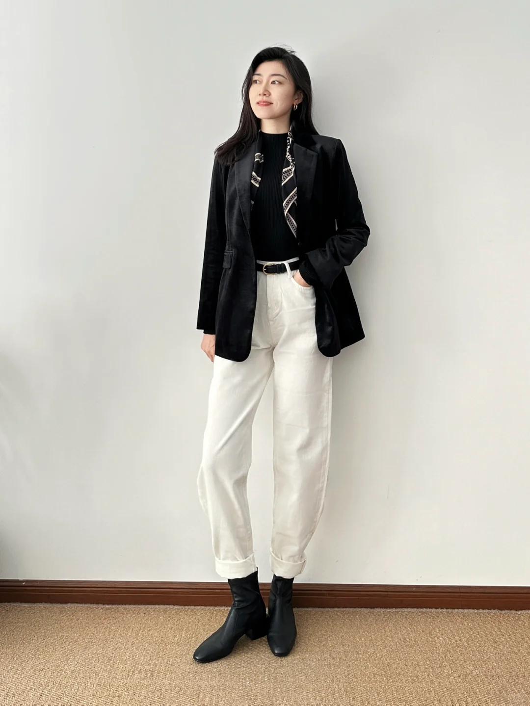 Blazer oversized mix cùng tank top và quần ống suông tạo vẻ ngoài phóng khoáng nhưng vẫn thanh lịch. Outfit này vừa hack dáng, vừa mang nét trẻ trung, phù hợp đi làm hay dạo phố. Giày loafer hoặc cao gót sẽ giúp tổng thể thêm sang chảnh.