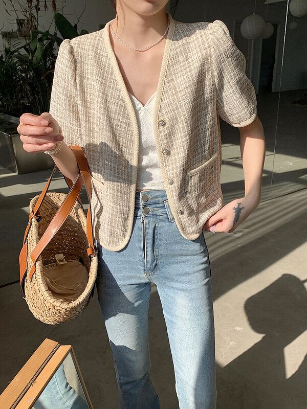 Set áo thun trơn kết hợp jeans ống đứng và blazer lửng mang lại vẻ trẻ trung, năng động nhưng không kém phần lịch sự. Tỷ lệ cơ thể được cân đối, hack chiều cao hiệu quả. Outfit này cực hợp nàng U35 diện ngày thường, mix cùng loafer hoặc mule thêm tinh tế.