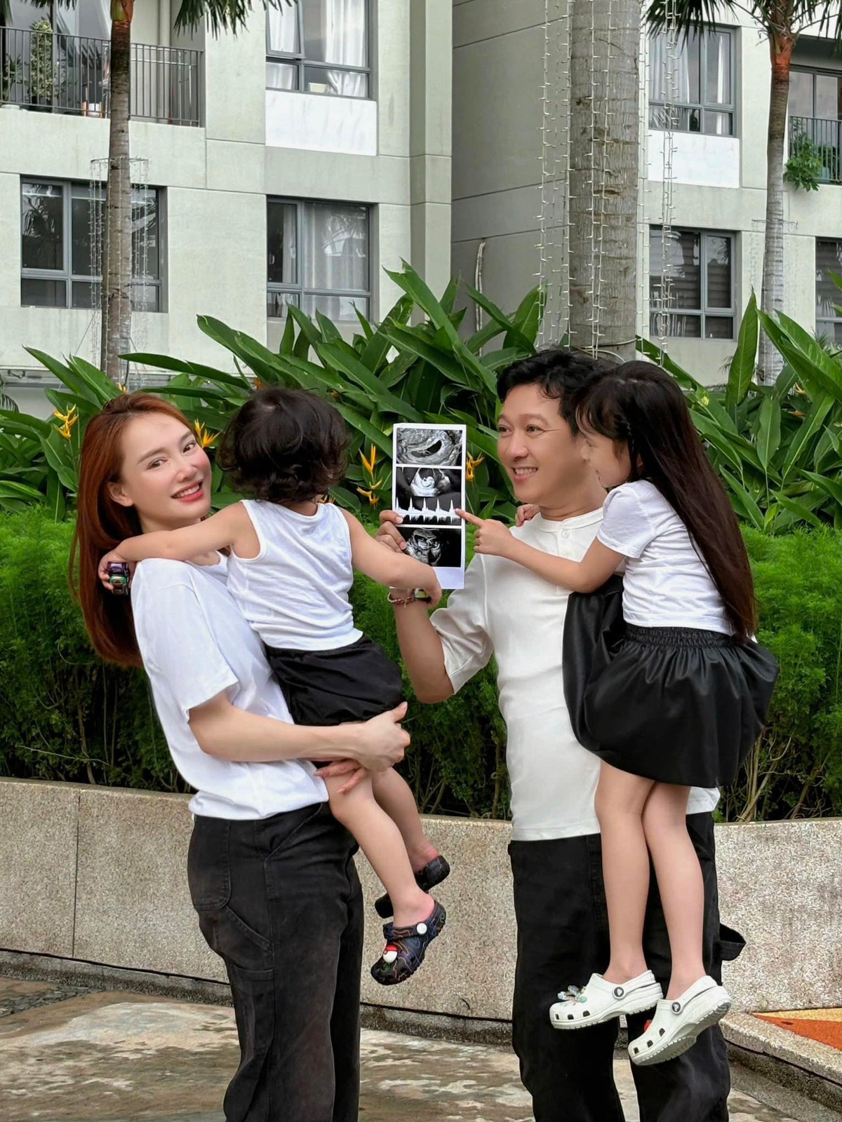 Thông tin Nhã Phương mang thai lần ba hiện đang khiến mạng xã hội dậy sóng. Thay vì công khai sớm như nhiều nghệ sĩ, cô chờ đến dịp kỉ niệm 7 năm ngày cưới mới báo tin vui đến khán giả.