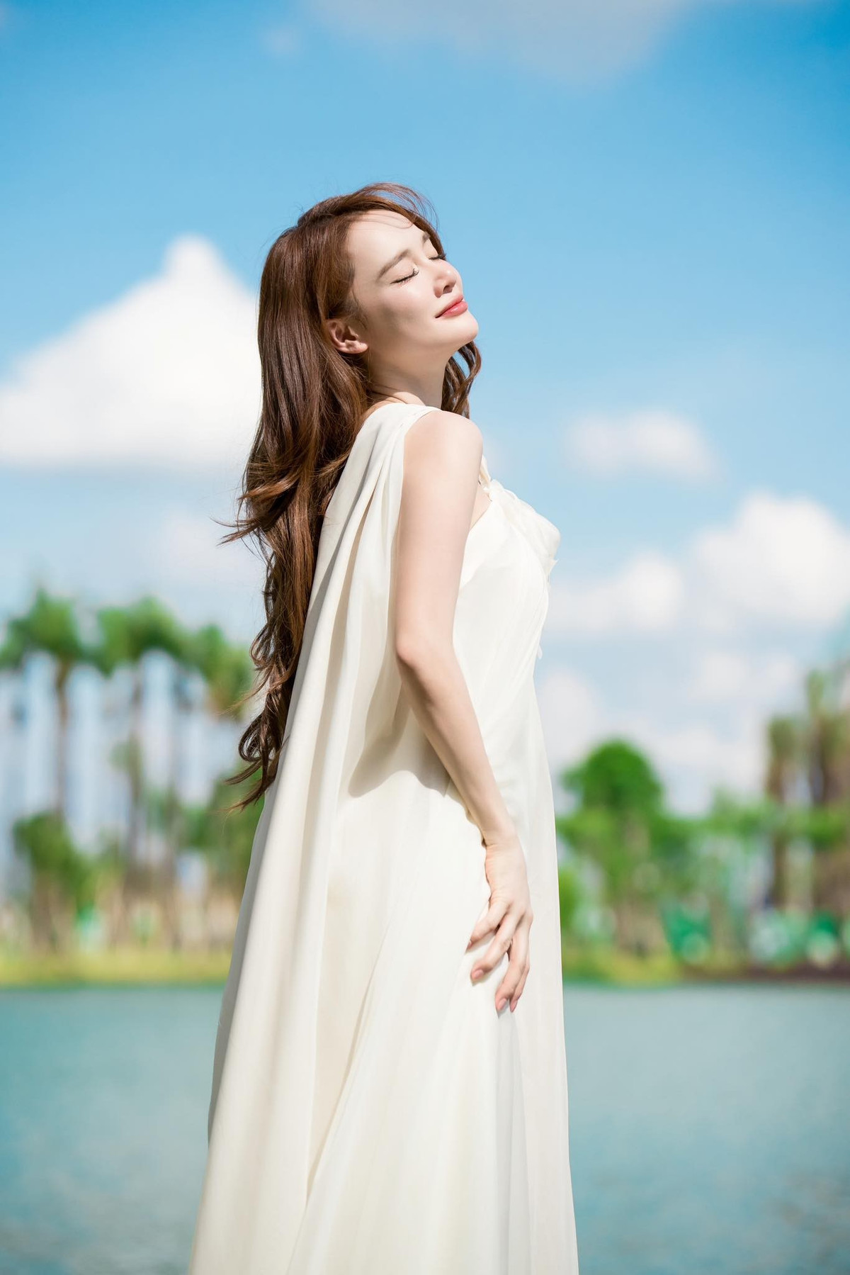 Không hoàn toàn chọn trang phục đơn giản, bà xã Trường Giang vẫn giữ thói quen diện đồ trẻ trung, nữ tính.