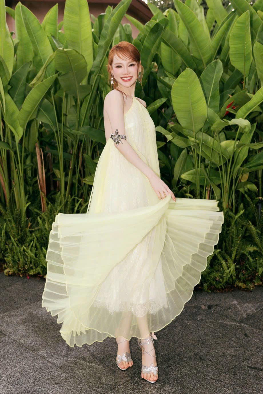 Các thiết kế váy dáng rộng, màu sắc tươi sáng và chất liệu nhẹ nhàng được cô ưu ái, vừa che đi vòng hai, vừa tạo sự thoải mái khi di chuyển.