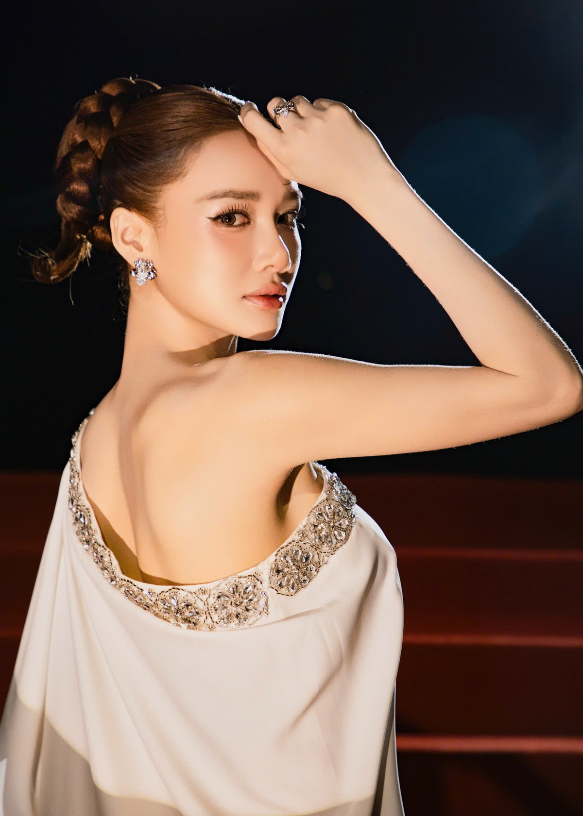 Kết hợp với vóc dáng mảnh mai, vai gầy và đôi tay thon, Nhã Phương gần như khiến công chúng “bị đánh lừa”.