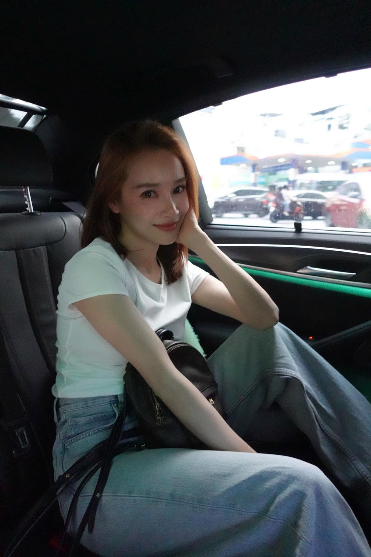 Cô hạn chế tham gia các sự kiện showbiz hay đăng hình mới trên trang cá nhân.