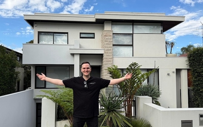 Eddie Dilleen đứng trước văn phòng công ty đầu tư bất động sản Dilleen Property thành lập năm 2016. Ảnh nhân vật cung cấp