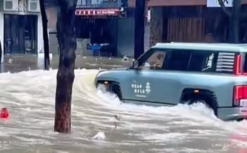 Ngập nặng do bão nhưng 'tàu ngầm 4 bánh' của Trung Quốc vẫn ung dung lội: Dân tố đi đến đâu hỏng đến đấy- Ảnh 1. Ngập nặng do bão nhưng 'tàu ngầm 4 bánh' của Trung Quốc vẫn ung dung lội: Dân tố đi đến đâu hỏng đến đấy- Ảnh 1.