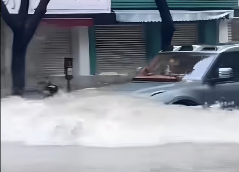 Ngập nặng do bão nhưng 'tàu ngầm 4 bánh' của Trung Quốc vẫn ung dung lội: Dân tố đi đến đâu hỏng đến đấy- Ảnh 2. Ngập nặng do bão nhưng 'tàu ngầm 4 bánh' của Trung Quốc vẫn ung dung lội: Dân tố đi đến đâu hỏng đến đấy- Ảnh 2.