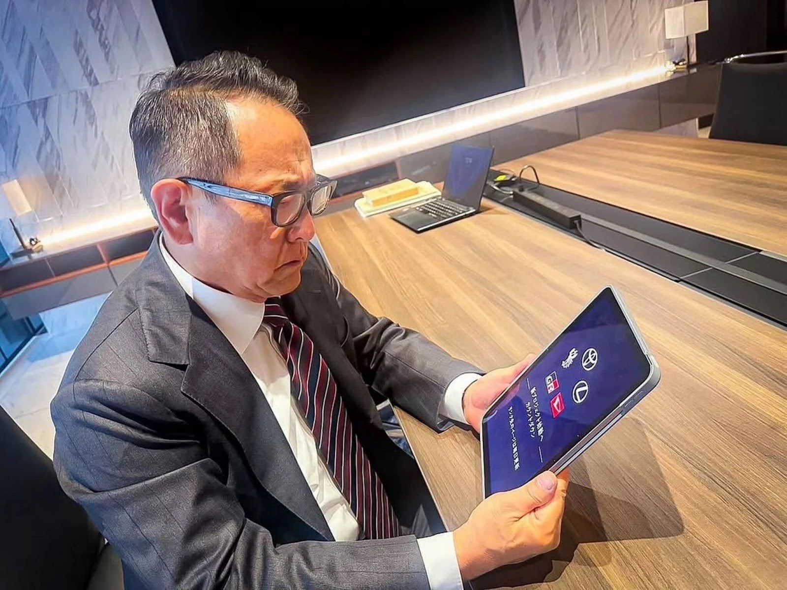 Toyota bất ngờ chơi lớn: Chuẩn bị tổng lực sản xuất xe hybrid tại Việt Nam, tung website bí ẩn và khánh thành thành phố thông minh- Ảnh 1.