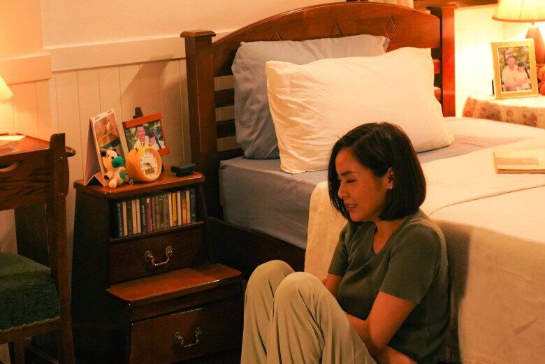 Đọc tin nhắn của chồng cũ mà tôi khóc nghẹn. (Ảnh minh họa)