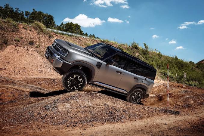 Geely làm nền tảng AI chuyên off-road thách thức cả G-Class, Defender: Tải trọng tới 16 tấn, mạnh hơn 1.100hp, nổ lốp ở 140km/h vẫn ổn định, nổi được trên nước - Ảnh 1.