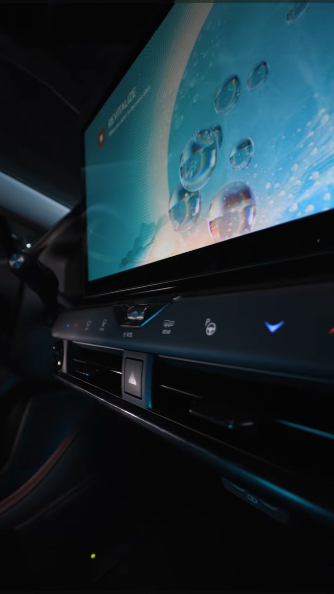 Lexus NX lộ nhiều chi tiết trước giờ ra mắt: Bỏ lưới tản nhiệt truyền thống, màn 14inch, vô-lăng giống ES, ghế đỏ lạ mắt - Ảnh 2.