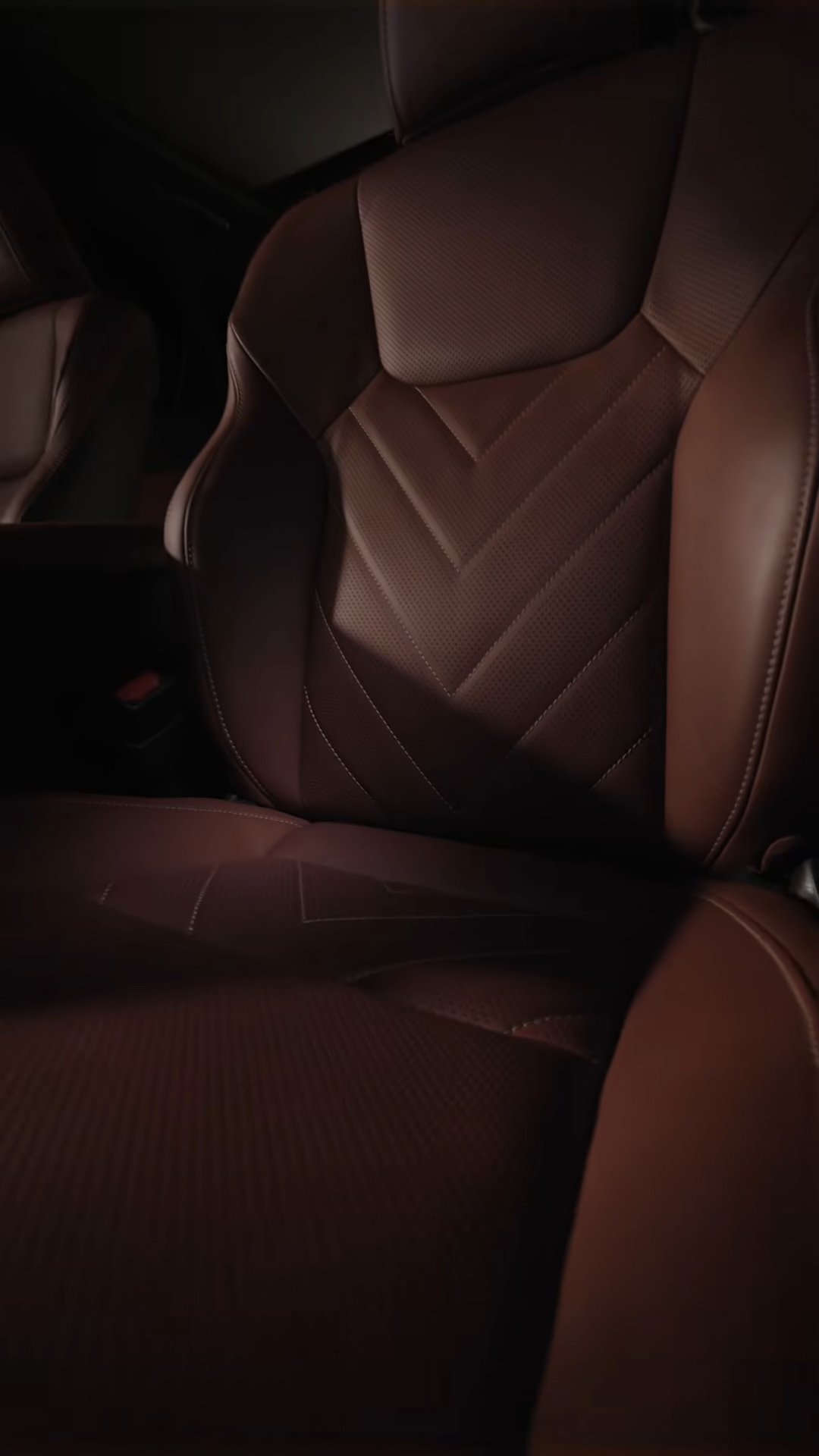 Lexus NX lộ nhiều chi tiết trước giờ ra mắt: Bỏ lưới tản nhiệt truyền thống, màn 14inch, vô-lăng giống ES, ghế đỏ lạ mắt - Ảnh 5.