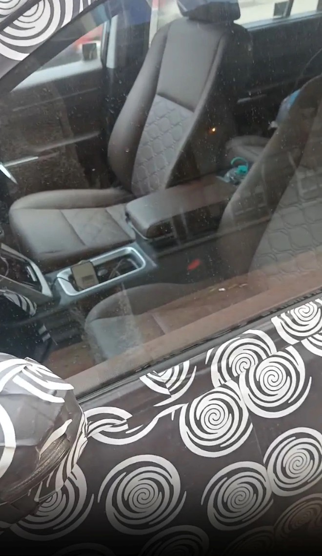 Toyota Innova Cross lộ thêm ảnh nội thất: Ghế như bản hiện hành, táp-lô đổi tông màu, màn hình cỡ lớn - Ảnh 1.