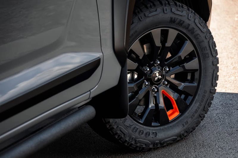 Mitsubishi Triton thêm bản đặc biệt: Độ ống thở, giá nóc chính hãng khiến dân off-road phát thèm - Ảnh 9.