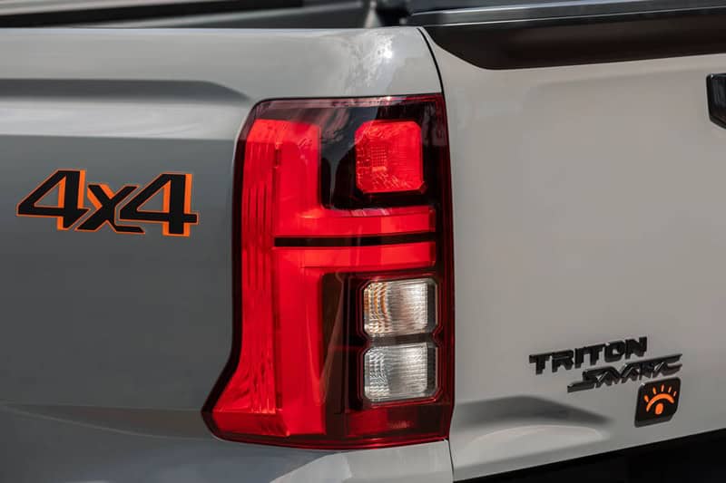 Mitsubishi Triton thêm bản đặc biệt: Độ ống thở, giá nóc chính hãng khiến dân off-road phát thèm - Ảnh 10.
