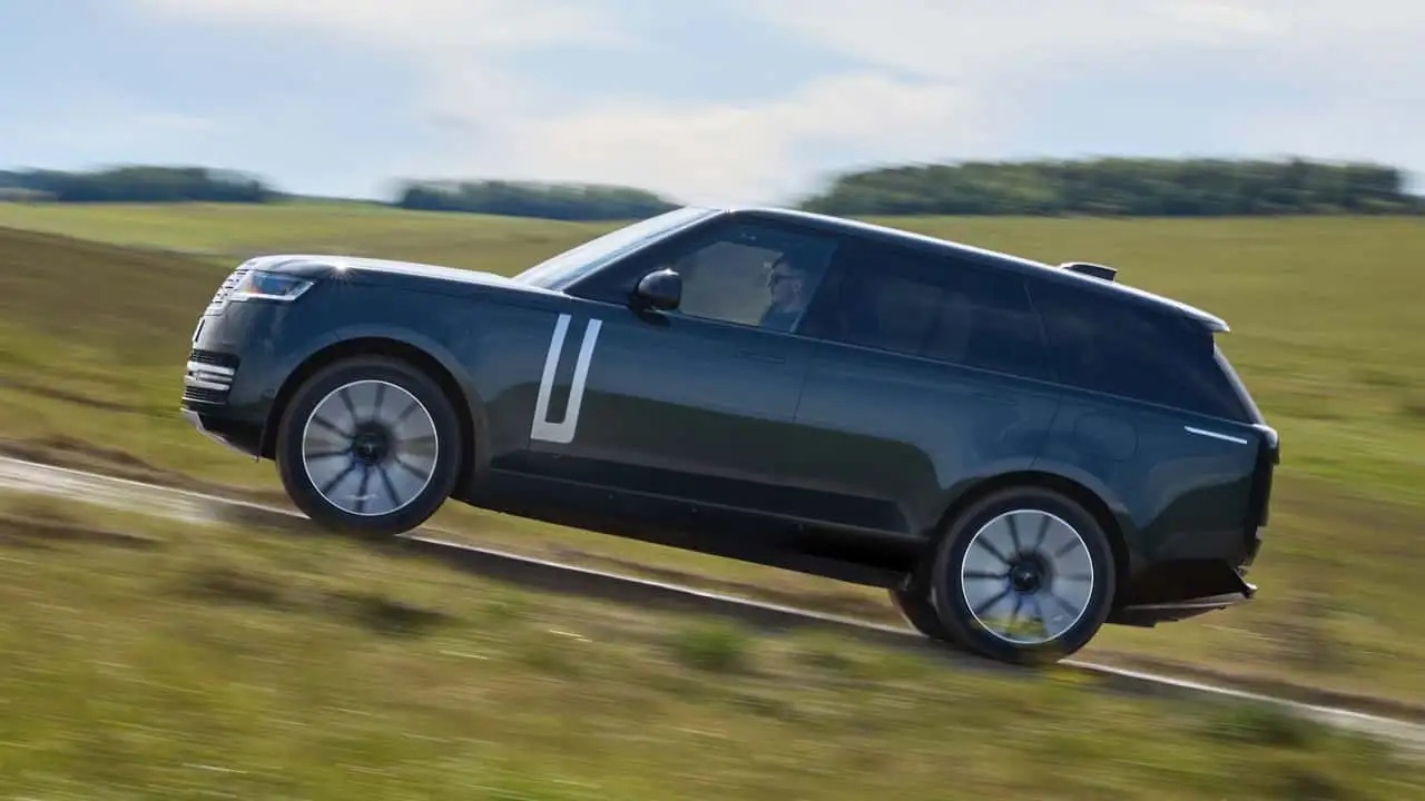 Range Rover bản điện ra mắt: Trông như xe xăng, mạnh 542hp, chạy 600km/sạc - Ảnh 2.