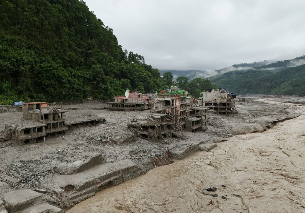 Bùn đất phủ kín các khu nhà sau trận lũ quét tại Trishuli, huyện Nuwakot, Nepal ngày 27/8. Ảnh: Reuters