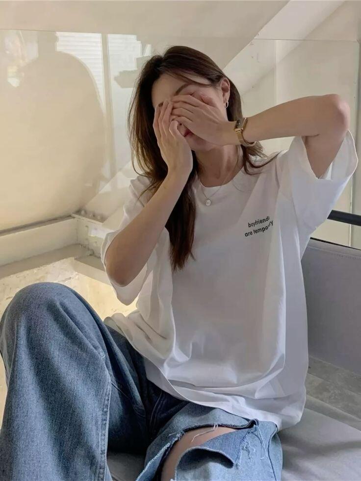Áo phông oversized có thể phối cùng quần jeans đứng dáng, quần ống suông vừa phải hoặc chân váy chữ A, chân váy bút chì.