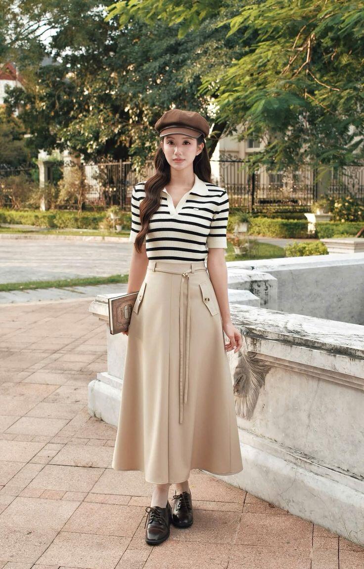 Bạn nên sơ vin áo polo để tạo tỷ lệ gọn gàng, giúp chân trông dài hơn. Thắt lưng nên đồng điệu màu với giày hoặc túi để tổng thể hài hòa, tiết chế phụ kiện để nhằm giữ đúng tinh thần thanh lịch của phong cách Old Money.