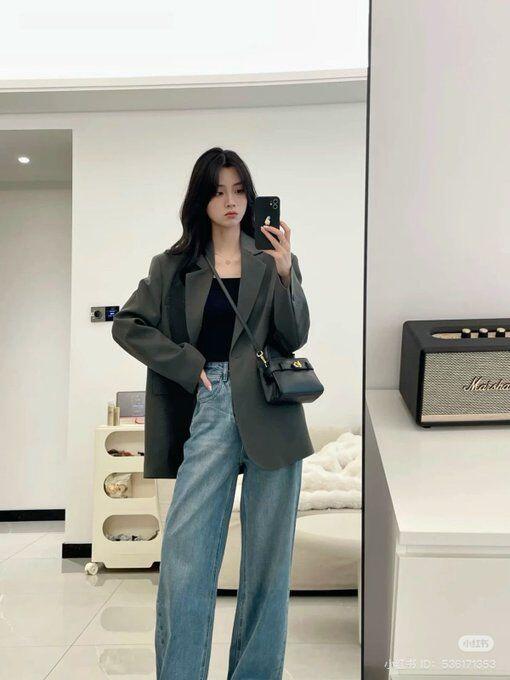 Blazer + áo len mỏng + quần jeans tối màu tạo nên vẻ ngoài cổ điển nhưng không quá cứng nhắc. Chọn blazer màu be, nâu hoặc navy, kết hợp áo len đơn sắc và jeans xanh đậm dáng thẳng. Bạn có thể thêm phụ kiện như thắt lưng, túi xách hoặc loafer giúp hoàn thiện diện mạo thanh lịch, đúng tinh thần old money.