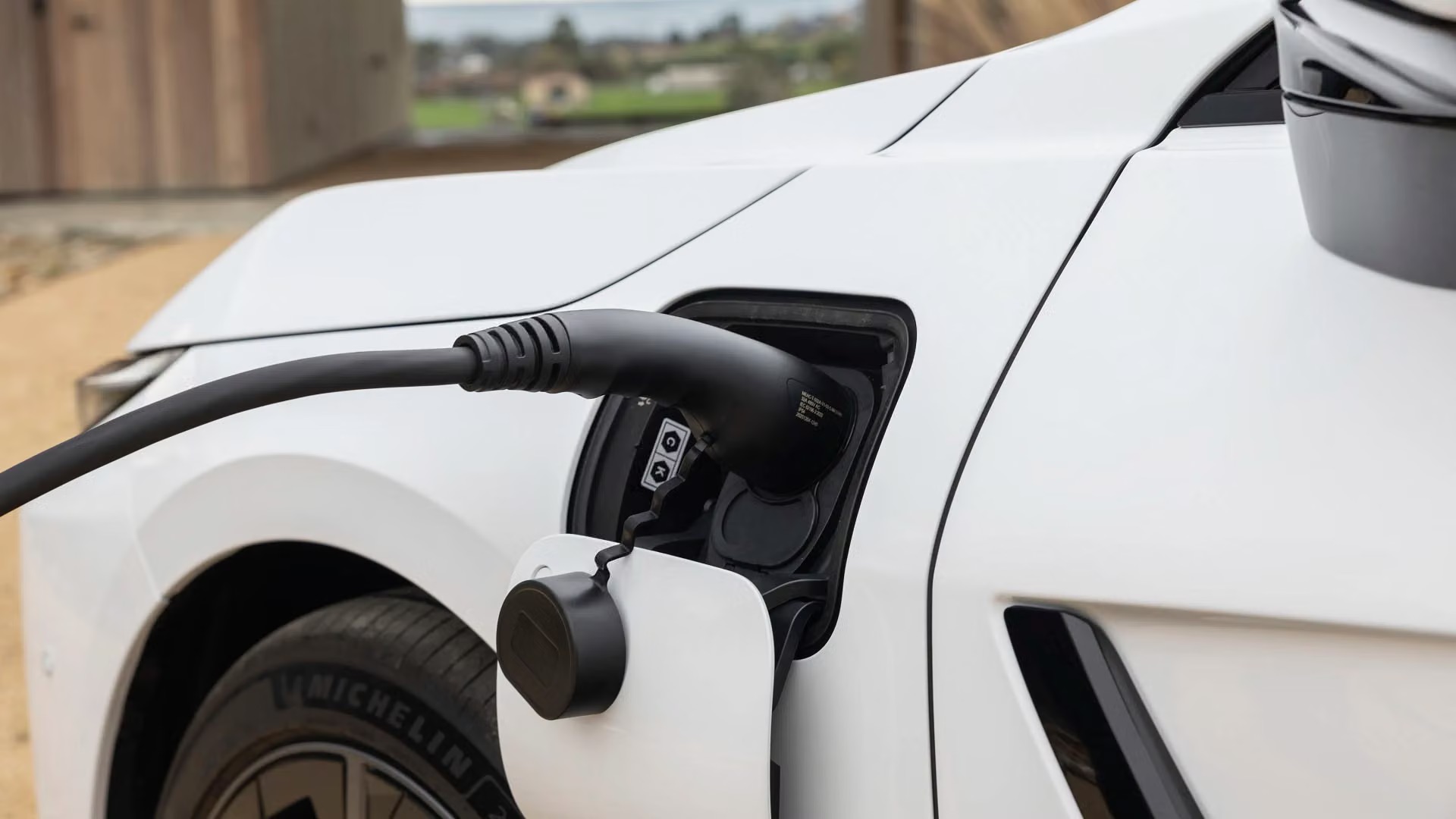Lexus 'chơi lớn' dùng công nghệ Tesla để sản xuất xe, xây nhà máy tại thị trường tỷ dân - Ảnh 3.