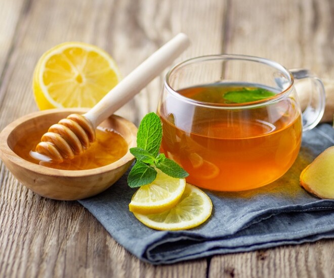 Giàu vitamin C và chất chống oxy hóa, nước chanh mật ong hỗ trợ sản sinh collagen, góp phần giúp làn da tươi sáng, săn chắc và khỏe mạnh hơn.