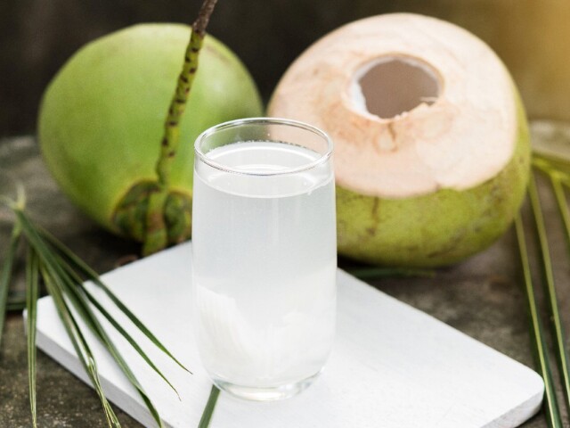 Nước dừa cung cấp nước cùng một số chất điện giải như kali, hỗ trợ bù nước và giúp cơ thể duy trì trạng thái khỏe khoắn, tràn đầy sức sống.