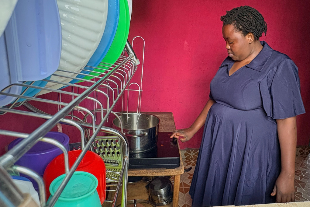 Cô Mary Kavutha nấu ăn bằng bếo điện tại Nairobi (Kenya) vào ngày 31/7. Ảnh: AP