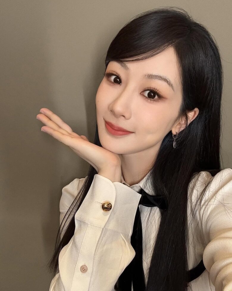 Dù lịch trình bận rộn, Dương Tử vẫn cố gắng vận động mỗi ngày và luân phiên nhiều bộ môn như yoga, đấm bốc, chạy bộ, tập gym. Cách tập đa dạng giúp cô tránh nhàm chán, đồng thời rèn luyện thể lực. Trong đó, yoga còn giúp nữ diễn viên thư giãn, cải thiện tư thế.