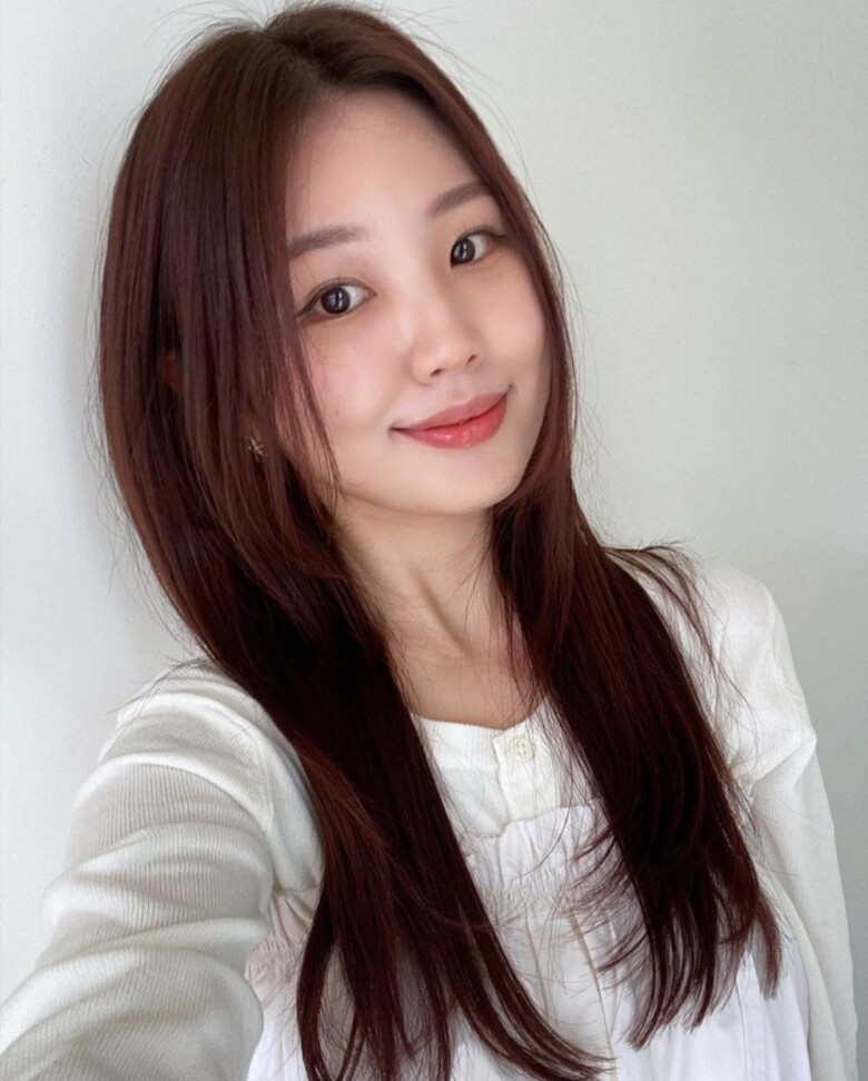 Nâu đỏ tạo hiệu ứng bắt sáng đẹp, giúp gương mặt rạng rỡ và diện mạo thêm nổi bật. Đây là lựa chọn phù hợp với chị em U40 yêu thích phong cách trẻ trung, cá tính.