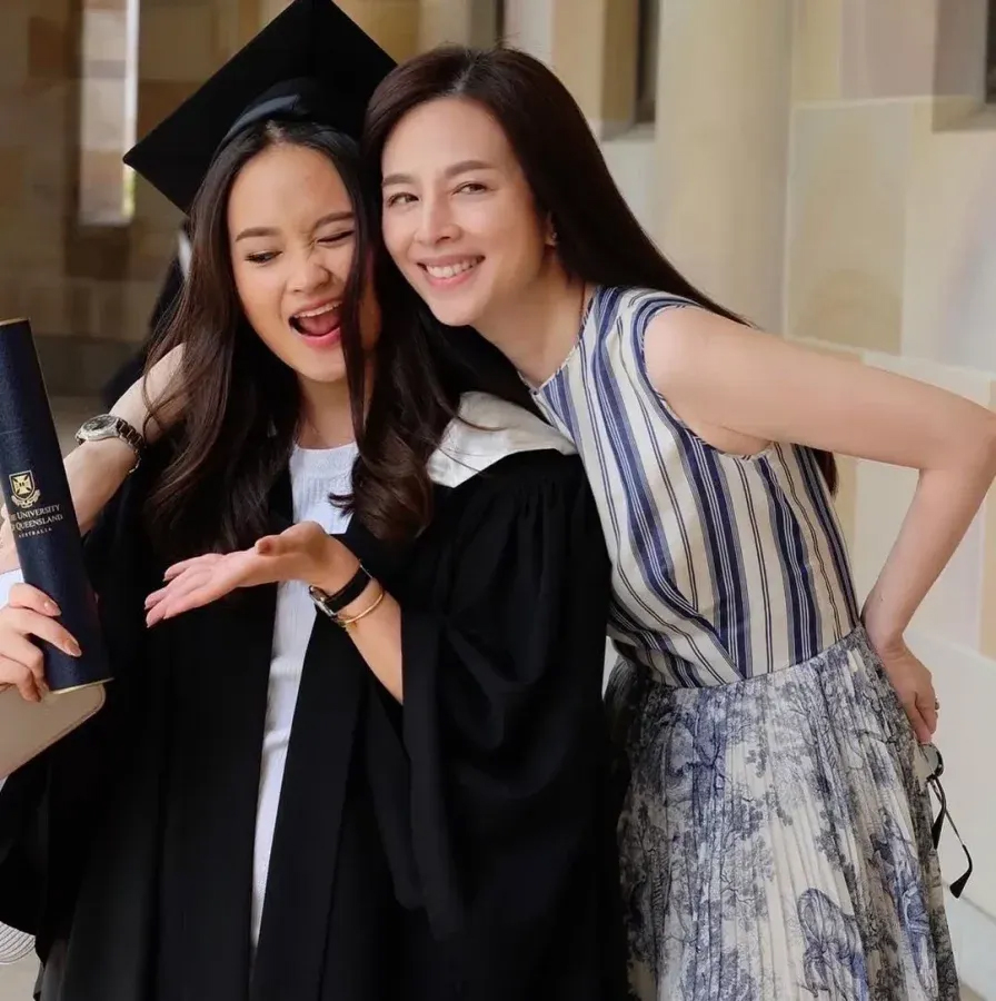 Prang Nualwan bên mẹ khi tốt nghiệp Đại học Queensland năm 2018. Ảnh: Instagram