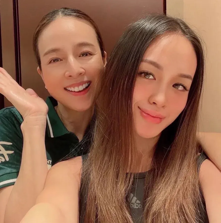 Madam Pang đọ độ trẻ trung với con gái. Ảnh: Instagram