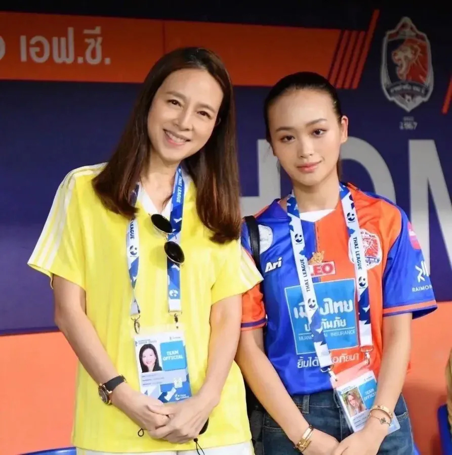 Prang và mẹ chung niềm đam mê với bóng đá. Ảnh: Instagram
