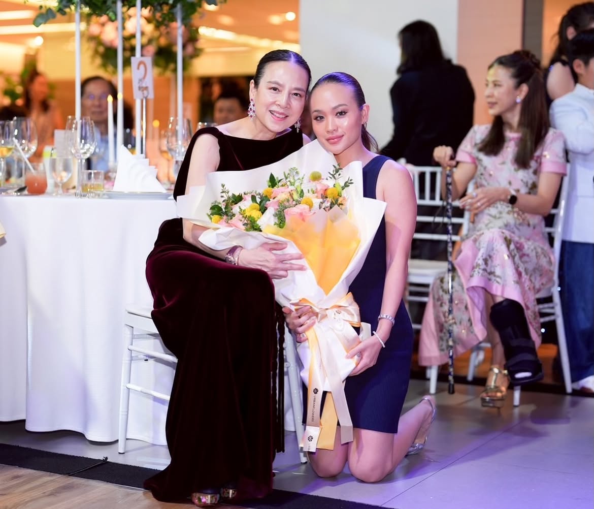 Prang tặng hoa mừng sinh nhật mẹ, Madam Pang, hồi tháng 5. Ảnh: Instagram