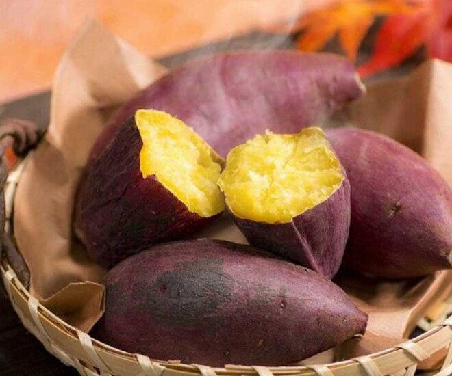 Khoai lang giàu beta-carotene, chất xơ cùng nhiều vitamin và khoáng chất. Bổ sung thường xuyên có thể hỗ trợ làn da khỏe mạnh, đồng thời giúp chị em no lâu và dễ kiểm soát khẩu phần ăn.