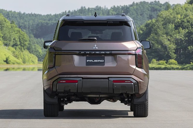 Mitsubishi Pajero 2026 giá dự kiến quy đổi hơn 1,2 tỷ đồng ở gần Việt Nam: 3 bản, khác tiện nghi, dẫn động, ADAS từ bản rẻ nhất - Ảnh 4.