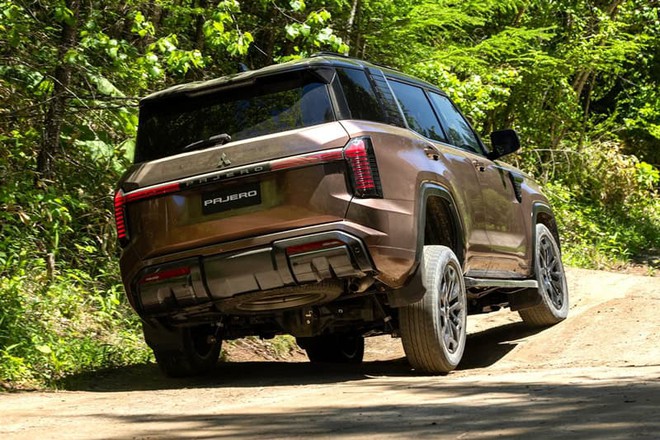 Mitsubishi Pajero 2026 giá dự kiến quy đổi hơn 1,2 tỷ đồng ở gần Việt Nam: 3 bản, khác tiện nghi, dẫn động, ADAS từ bản rẻ nhất - Ảnh 8.