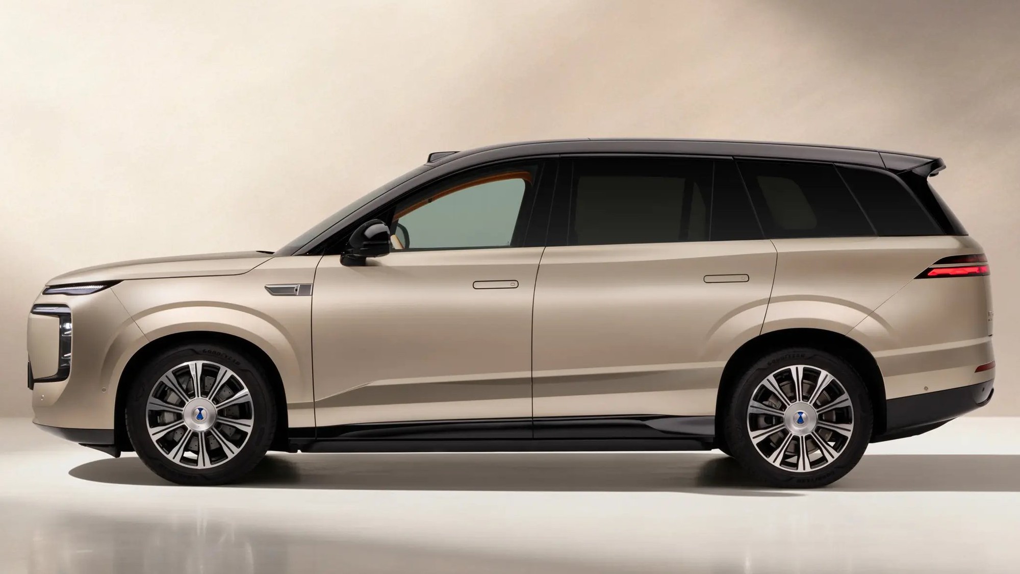 BYD có SUV mới giá quy đổi từ hơn 1,1 tỷ đồng: Đầy điện chạy gần 1.000km, sạc 10-97% chỉ trong 9 phút, phần cứng khủng hỗ trợ tự lái - Ảnh 1.