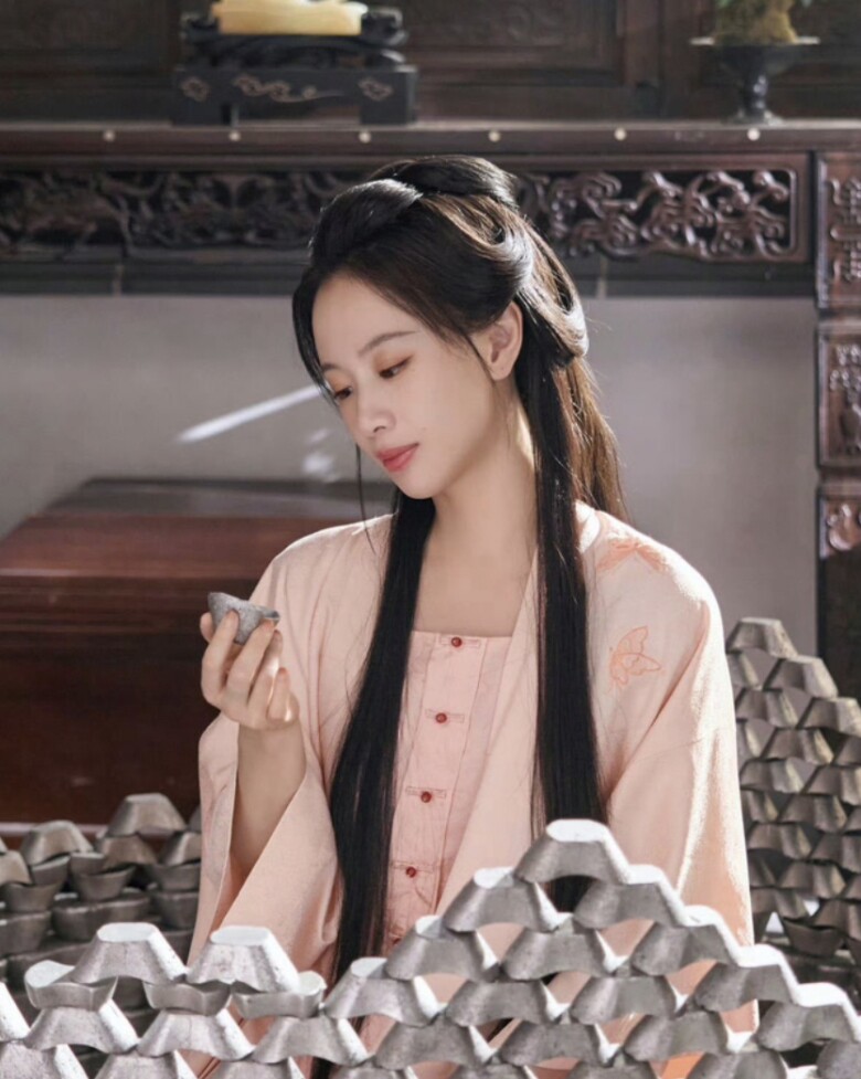 Nữ phản diện Lý Mộng có cảnh đếm tiền bạc gây bão.