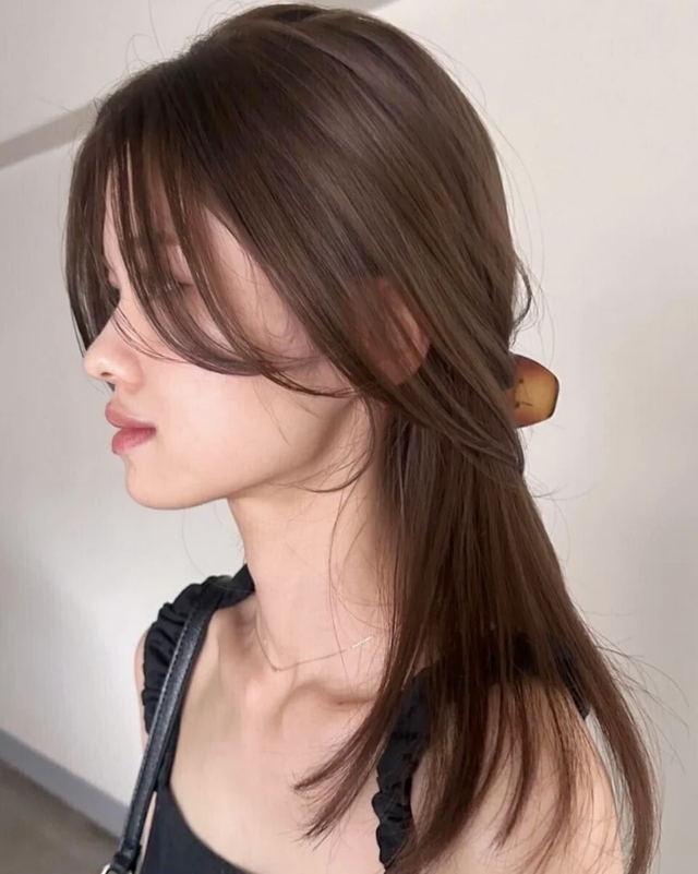 Nâu mocha mang sắc nâu hiện đại, pha ánh lạnh nhẹ, giúp diện mạo thanh lịch và thời thượng hơn. Gam màu này tạo độ mềm mại cho mái tóc, đồng thời khiến phần tóc bạc mới mọc bớt tương phản.