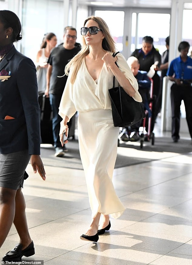 Angelina Jolie sải bước đầy quyền lực. Ảnh: Image Direct