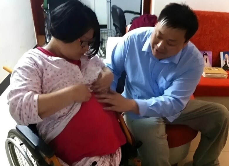 Người mẹ không chân mang thai bất chấp cảnh báo của bác sĩ, 10 năm sau cặp sinh đôi như thiên thần - 2