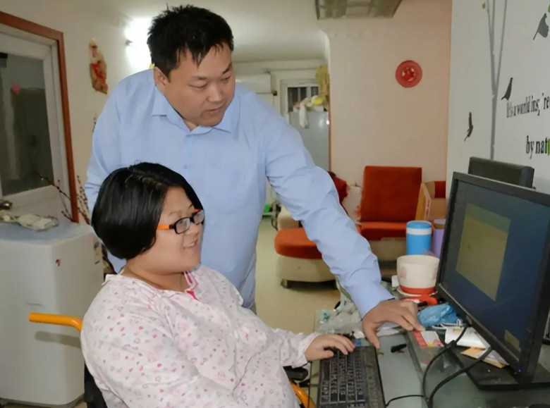 Bụng đã nặng nề, người mẹ vẫn tích cực làm việc.
