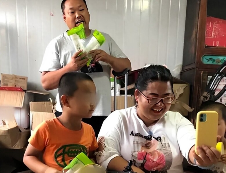 Sau sinh, người mẹ bán hàng online để kiếm tiền, được chồng và con trai hỗ trợ.