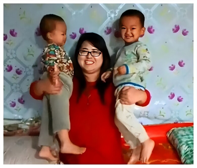 2 bé trai giờ đã lớn, khoẻ mạnh và phụ mẹ làm việc nhà.