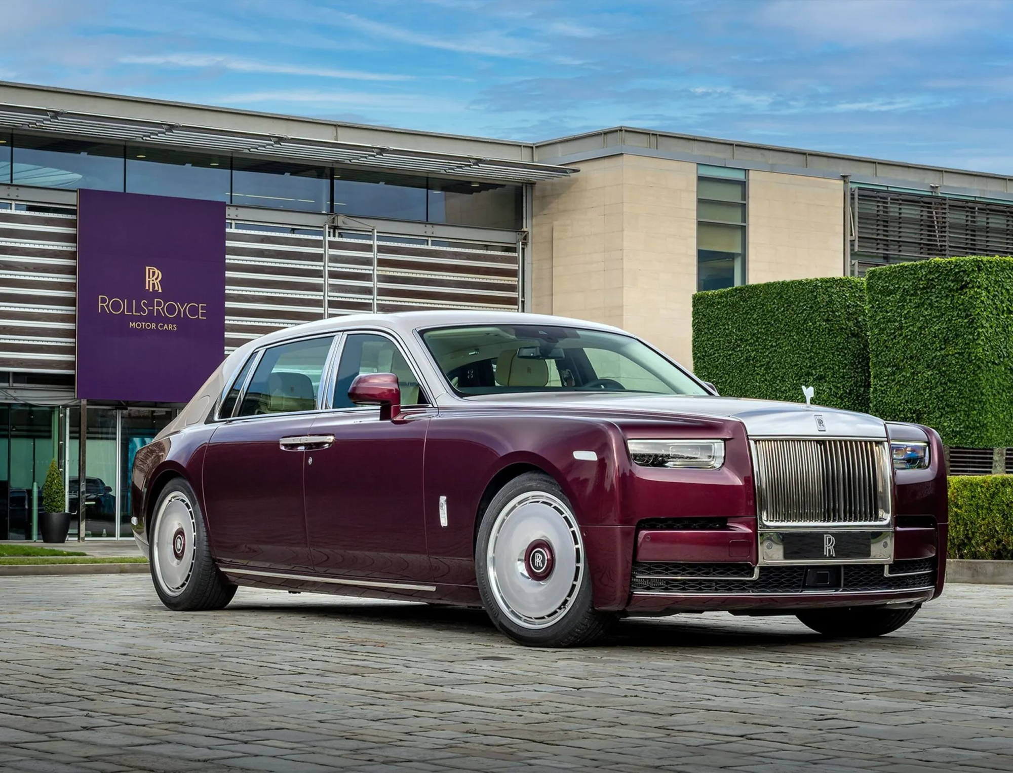 Ngắm Rolls-Royce Phantom Hummingbird: Độc bản đầu tiên dùng chất liệu vỏ bào ngư, chủ nhân mua xe để tặng 'nóc nhà' - Ảnh 1.