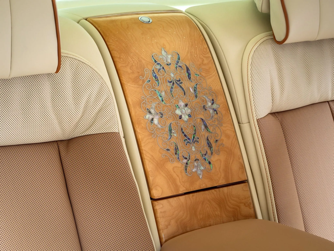 Ngắm Rolls-Royce Phantom Hummingbird: Độc bản đầu tiên dùng chất liệu vỏ bào ngư, chủ nhân mua xe để tặng 'nóc nhà' - Ảnh 4.