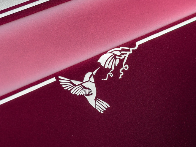 Ngắm Rolls-Royce Phantom Hummingbird: Độc bản đầu tiên dùng chất liệu vỏ bào ngư, chủ nhân mua xe để tặng 'nóc nhà' - Ảnh 10.