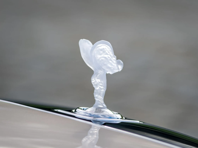 Ngắm Rolls-Royce Phantom Hummingbird: Độc bản đầu tiên dùng chất liệu vỏ bào ngư, chủ nhân mua xe để tặng 'nóc nhà' - Ảnh 11.